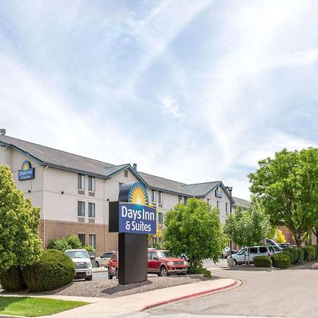 Days Inn & Suites By Wyndham Denver International Airport Buitenkant foto