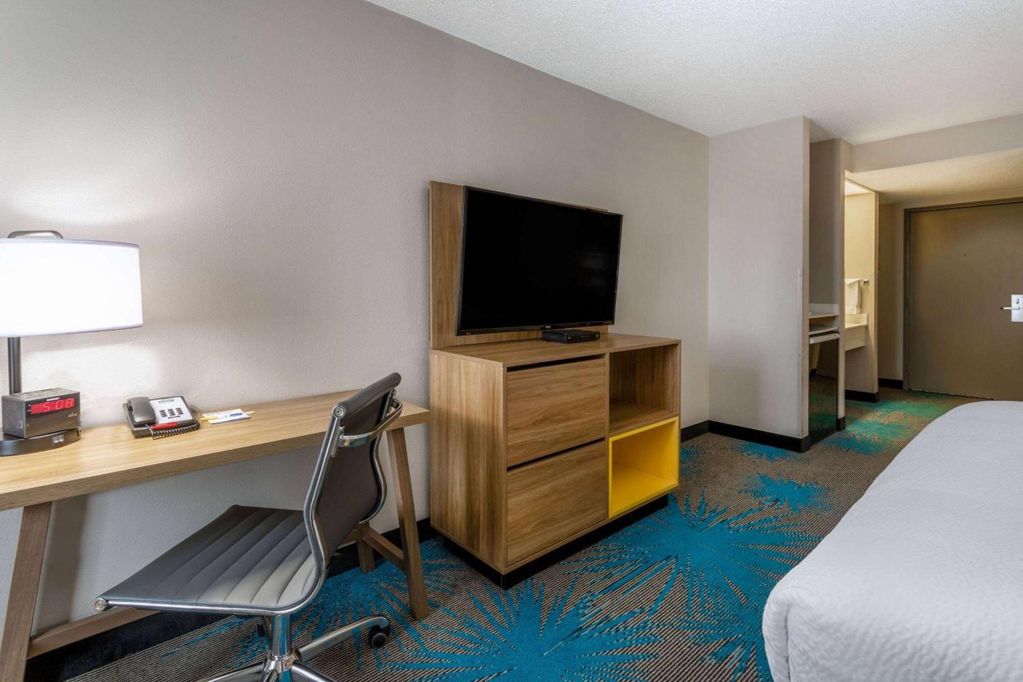 Days Inn & Suites By Wyndham Denver International Airport Buitenkant foto